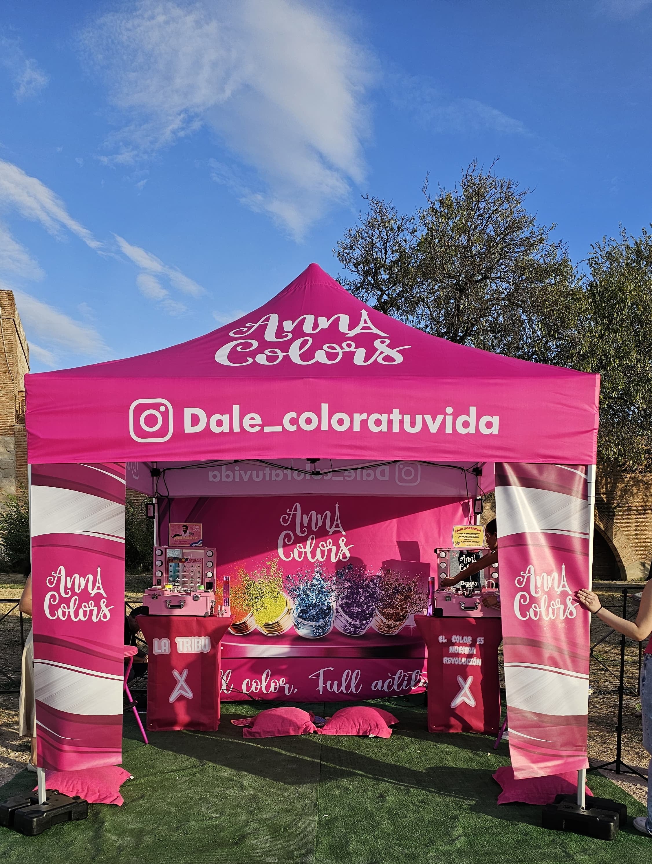 Servicio de maquillaje en stand para festivales y conciertos en España – Anny Colors