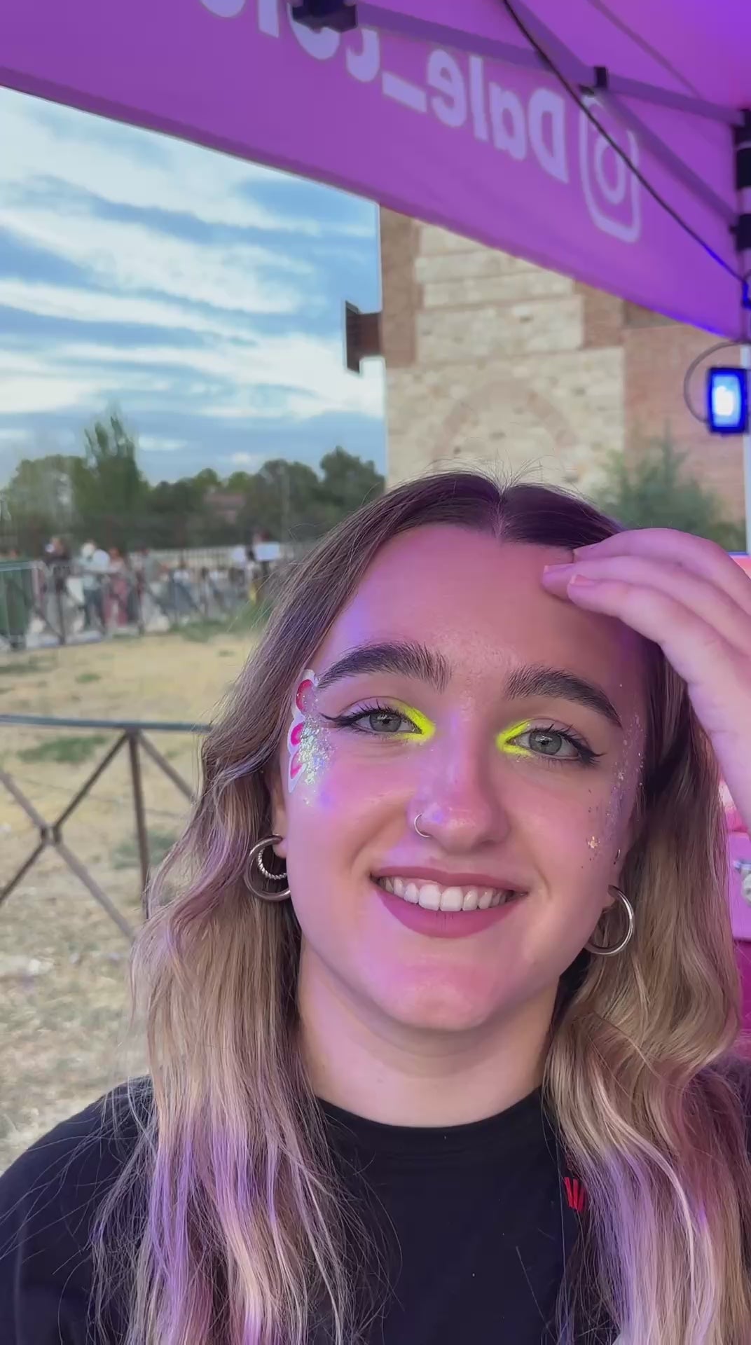 Cargar vídeo: Servicio de maquillaje en stand para festivales y conciertos en España – Anny Colors